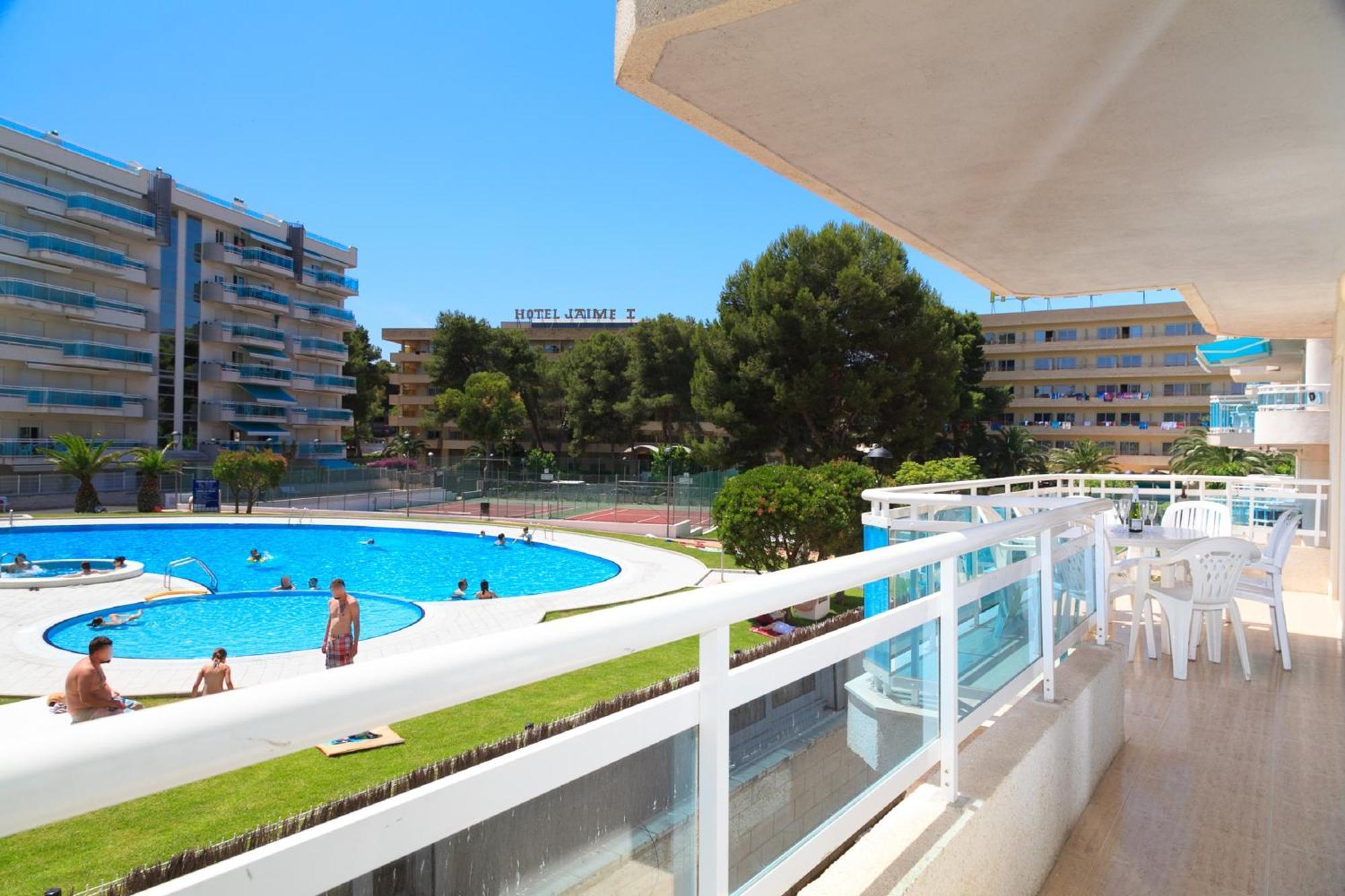 Uhc Larimar Family Complex Apartment Салоу Стая снимка