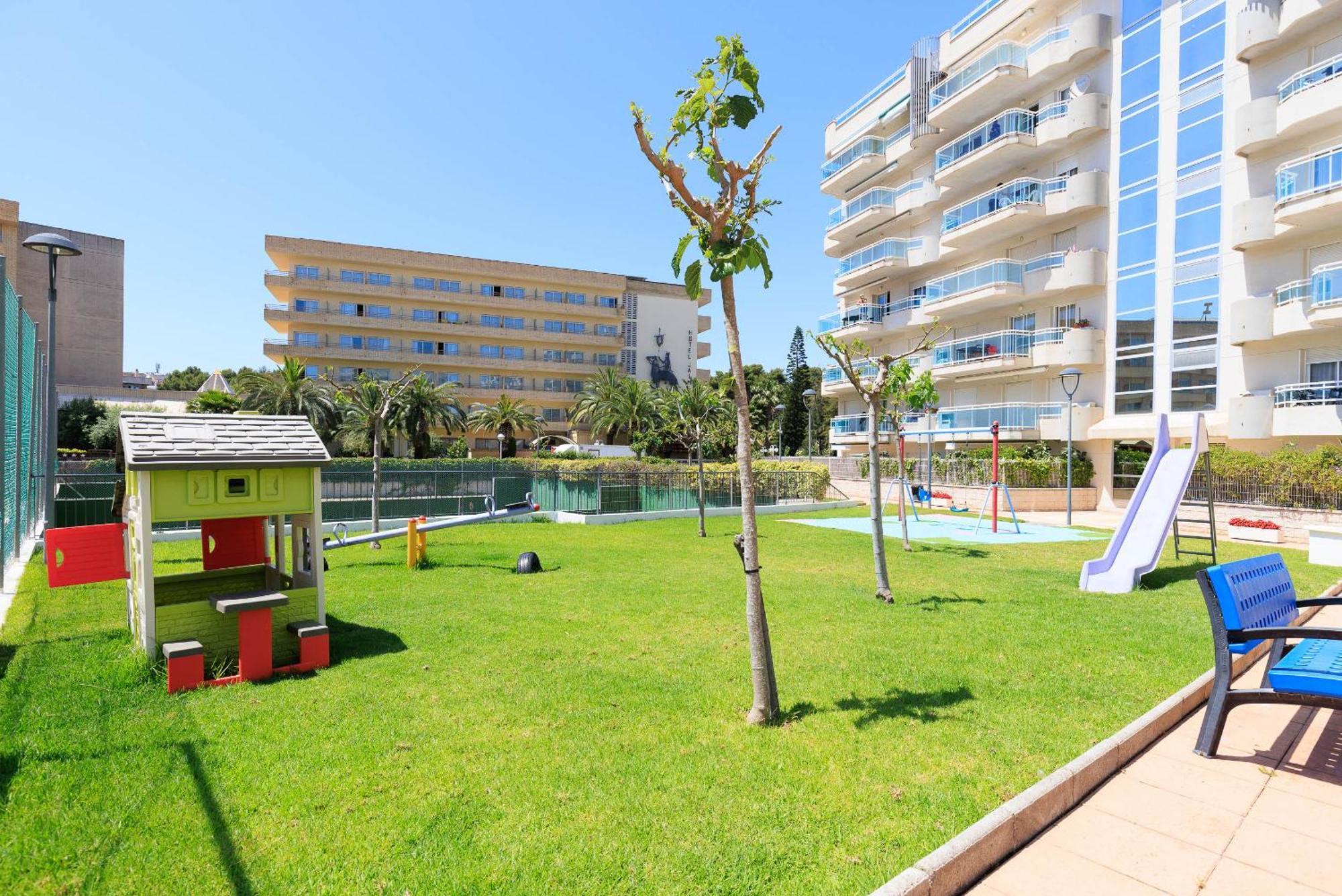Uhc Larimar Family Complex Apartment Салоу Екстериор снимка