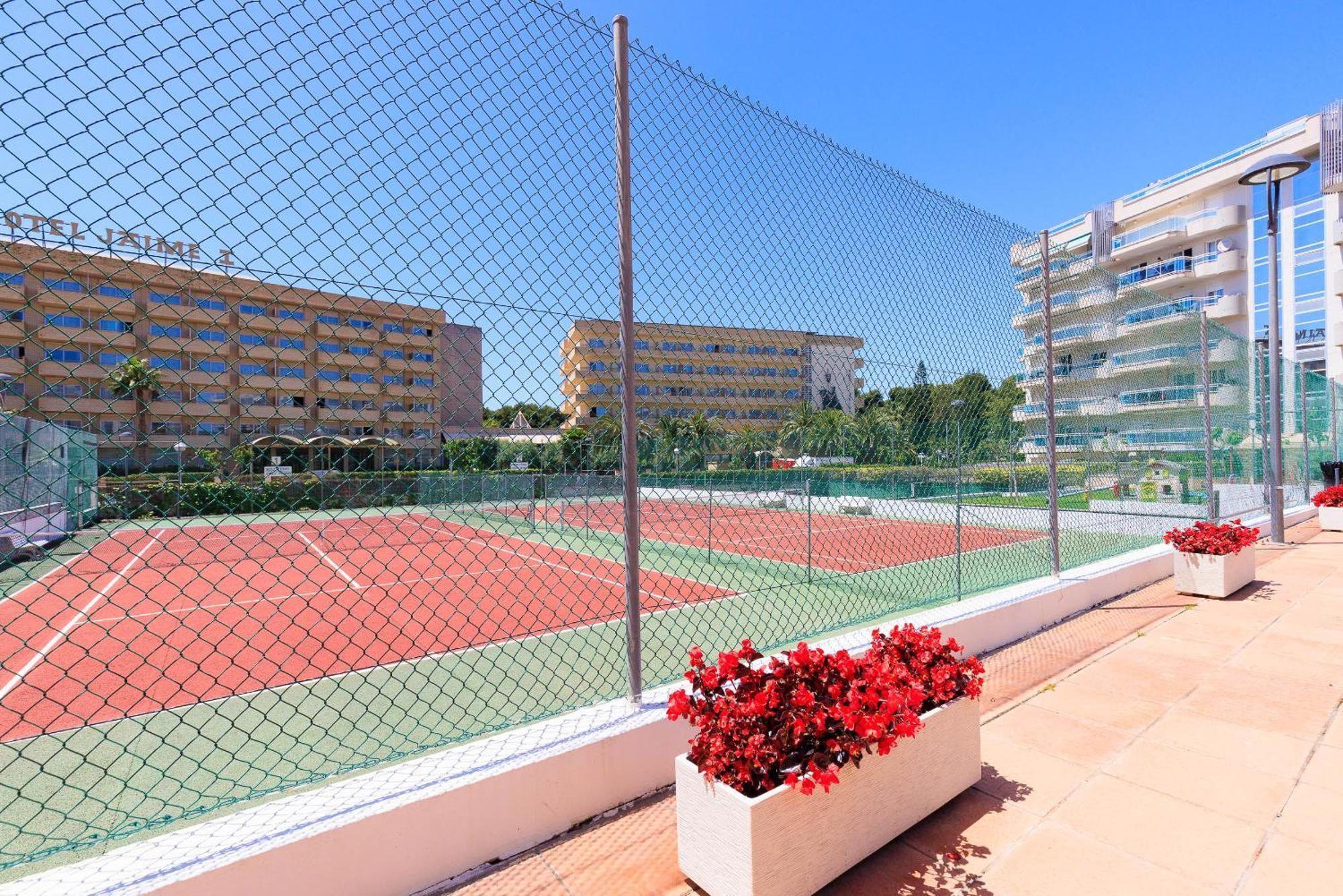 Uhc Larimar Family Complex Apartment Салоу Екстериор снимка